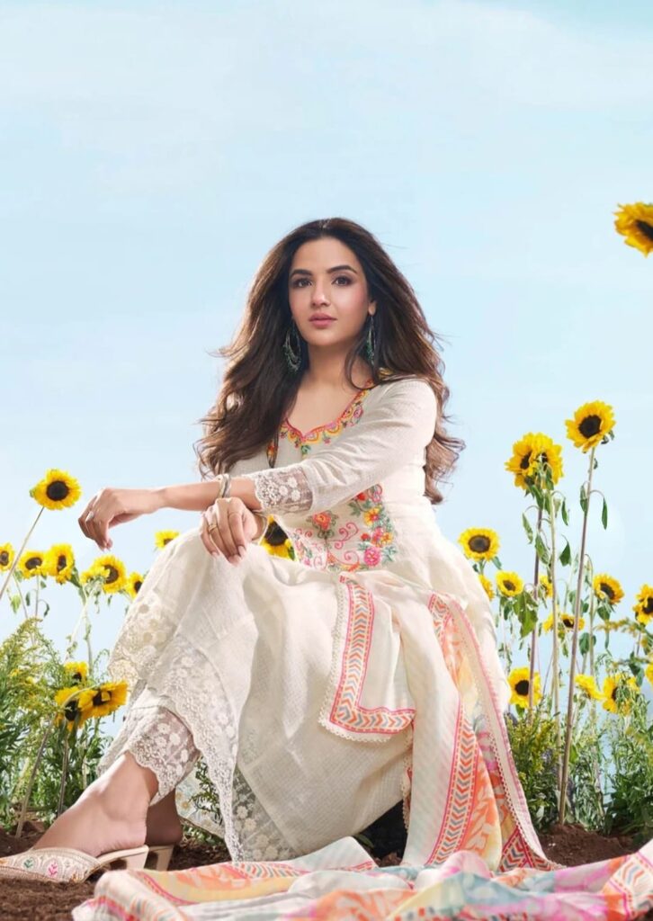 Ivory embroidered kurta set with floral dupatta