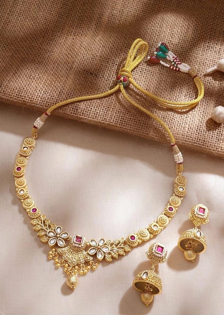 Rubans necklace set showing floral motifs and adjustable tie cord